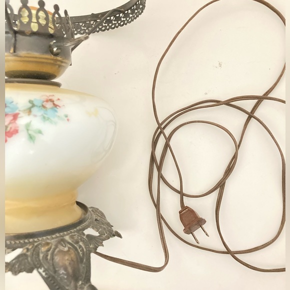 Vintage table lamp Hurricane lamp Victorian milk glass shade Hurricane lamp - Picture 5 of 6